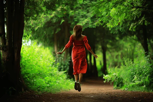 Mode Vacker Kvinna Klänning Natur Park Romantisk Elegant Person — Stockfoto