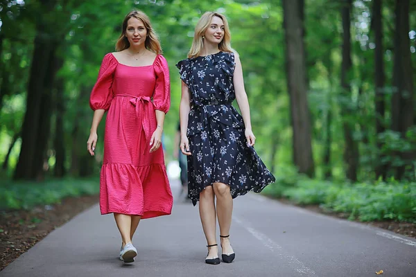 Lente Vrouw Portret Stad Frisse Lente Blik Stad Straat Buiten — Stockfoto