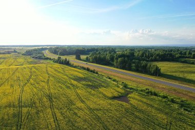 Yaz yolu üstü insansız hava aracı, doğa manzarası arka planı