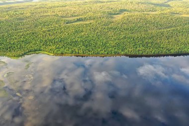 Deniz sörfü drone görüntüsü, manzara plaj gezisi mavi su dalgaları