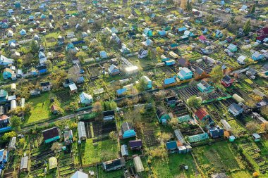 Rusya 'da küçük evler ve bahçeler, insansız hava aracı manzaralı bahçeler.