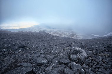 Dağlar kayalar sis manzarası, arka plan minimalizmi.