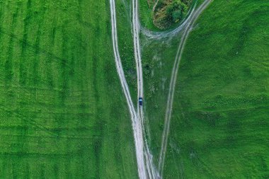 Yaz yolu üstü insansız hava aracı, doğa manzarası arka planı
