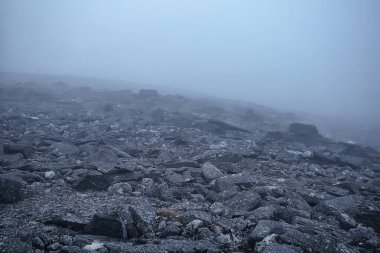 Dağlar kayalar sis manzarası, arka plan minimalizmi.