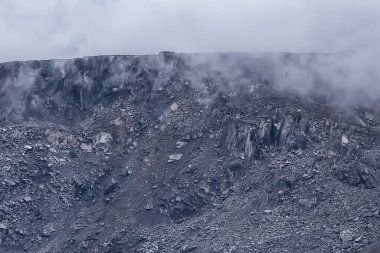 Dağlar kayalar sis manzarası, arka plan minimalizmi.