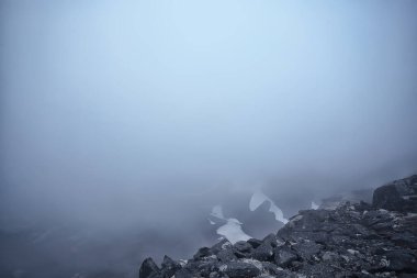 Dağlar kayalar sis manzarası, arka plan minimalizmi.