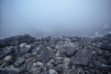 Dağlar kayalar sis manzarası, arka plan minimalizmi.