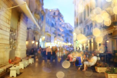 Avrupa şehir caddesi yaz binalarının dışında arka plan bulanıklaştı