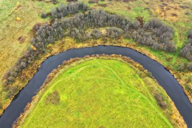 Drone Ormanı 'ndan nehir sonbahar manzarası, manzara manzarası...