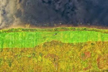 Deniz sörfü drone görüntüsü, manzara plaj gezisi mavi su dalgaları