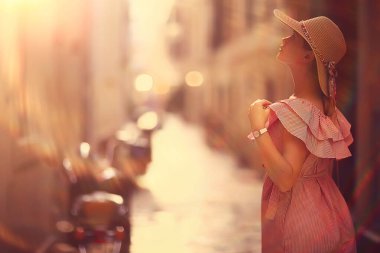 Romantik seyahat Akdeniz 'de eski, mutlu kadın yaz Avrupa tatilleri