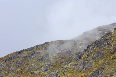 Dağlar kayalar sis manzarası, arka plan minimalizmi.