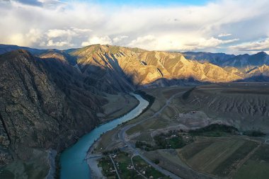 Dağ altai nehri manzaralı İHA, Altai turizmi manzaralı