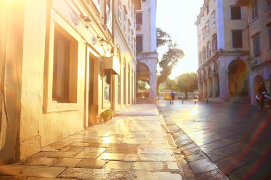 Avrupa şehir caddesi yaz binalarının dışında arka plan bulanıklaştı