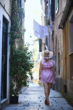 Kadın şapkası eski Akdeniz kasabası, yüzü olmayan arka manzara, elbise ve şapka giymiş manken, İtalyan Avrupa caddesi
