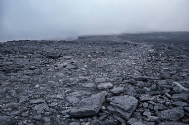 Dağlar kayalar sis manzarası, arka plan minimalizmi.