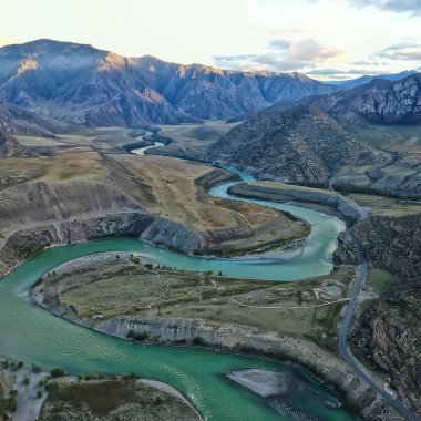 Dağ altai nehri manzaralı İHA, Altai turizmi manzaralı