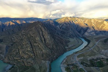 Dağ altai nehri manzaralı İHA, Altai turizmi manzaralı