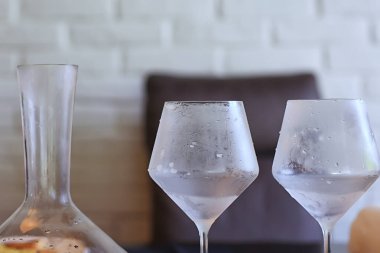 Sürahi ve bardaklar, kırmızı şarap sehpası.