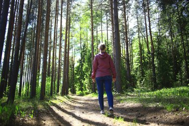 Bahar ormanı kadın rüzgarlık yürüyüş, bahar dinlenme doğa arka plan kadın turist
