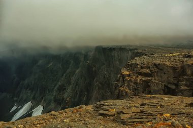 Dağlar kayalar sis manzarası, arka plan minimalizmi.