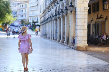 Kadın şapkası eski Akdeniz kasabası, yüzü olmayan arka manzara, elbise ve şapka giymiş manken, İtalyan Avrupa caddesi