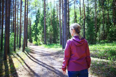 Bahar ormanı kadın rüzgarlık yürüyüş, bahar dinlenme doğa arka plan kadın turist
