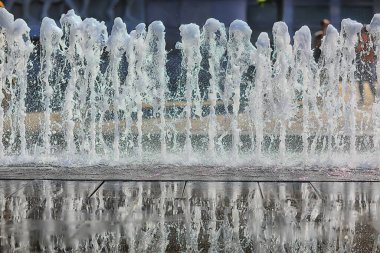 Jetler çeşme suyu yaz arkaplanı sıçraması