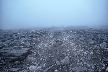 Dağlar kayalar sis manzarası, arka plan minimalizmi.