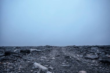 Dağlar kayalar sis manzarası, arka plan minimalizmi.