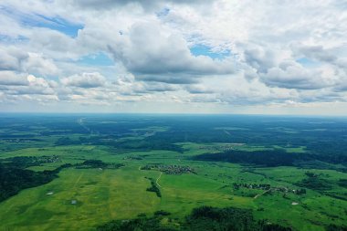 Yaz ormanı üstü insansız hava aracı, arka plan yeşil ağaçlar manzara manzarası