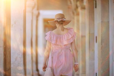 Kadın şapkası eski Akdeniz kasabası, yüzü olmayan arka manzara, elbise ve şapka giymiş manken, İtalyan Avrupa caddesi