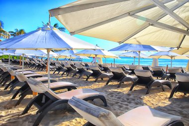 Meksika Karayipler Plajı Oteli Deniz kenarında güneşleniyor