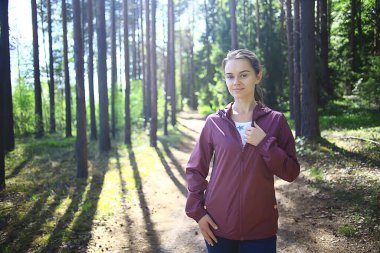 Bahar ormanı kadın rüzgarlık yürüyüş, bahar dinlenme doğa arka plan kadın turist