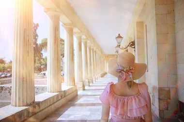 Turizm yazı, yaşlı kasaba kadını, Avrupa Akdeniz, genç kadın gezgin, hasır şapka manzaralı.