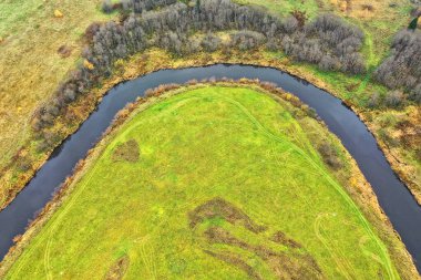 Drone Ormanı 'ndan nehir sonbahar manzarası, manzara manzarası...