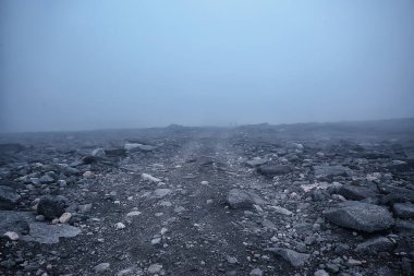 Dağlar kayalar sis manzarası, arka plan minimalizmi.