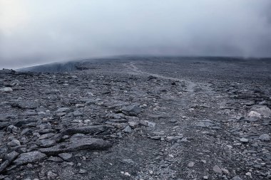 Dağlar kayalar sis manzarası, arka plan minimalizmi.