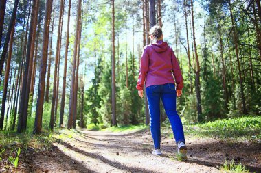Bahar ormanı kadın rüzgarlık yürüyüş, bahar dinlenme doğa arka plan kadın turist