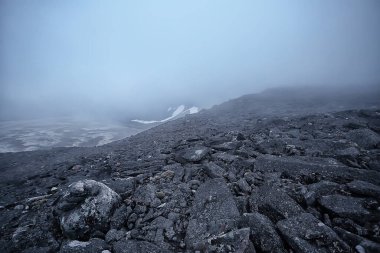 Dağlar kayalar sis manzarası, arka plan minimalizmi.