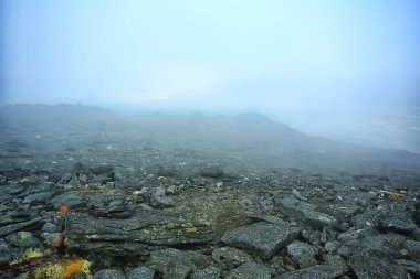 Dağlar kayalar sis manzarası, arka plan minimalizmi.