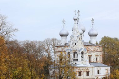 Kilise kubbesi gökyüzünde, din mimarisi