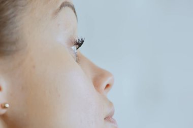 Kadın ruj sürüyor, güzel genç kadın model kozmetik ürünleri.