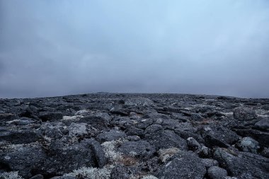 Dağlar kayalar sis manzarası, arka plan minimalizmi.