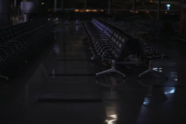 Koltuklar boş gece havaalanı, konsept ulaşım bekliyor.