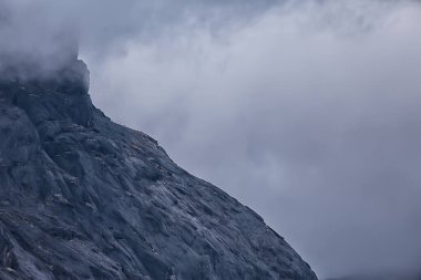 Dağlar kayalar sis manzarası, arka plan minimalizmi.