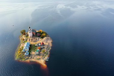 Ortodoks kilisesi gölü Kubenskoe Vologda bölgesi Rusya 'nın kuzeyindeki spas kamenny adasında bir manastır.