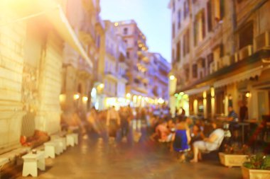 Avrupa şehir caddesi yaz binalarının dışında arka plan bulanıklaştı