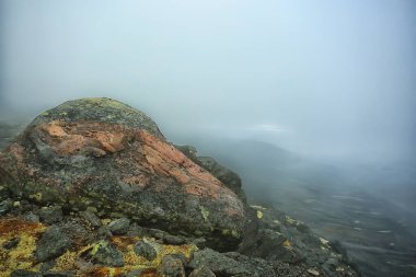 Dağlar kayalar sis manzarası, arka plan minimalizmi.