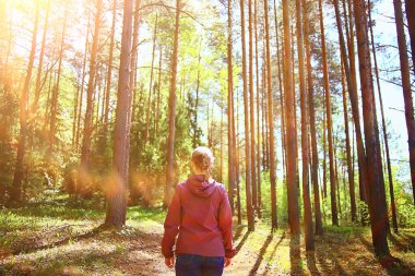 Bahar ormanı kadın rüzgarlık yürüyüş, bahar dinlenme doğa arka plan kadın turist